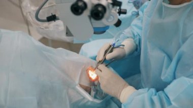 Vizyon ameliyatı bir cerrah tarafından yapılıyor. Göz Hastahanesindeki Ophtolmologist.