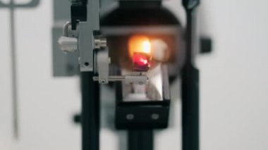 Göz kontrolü için optik mekanizmanın yanıp sönmesi