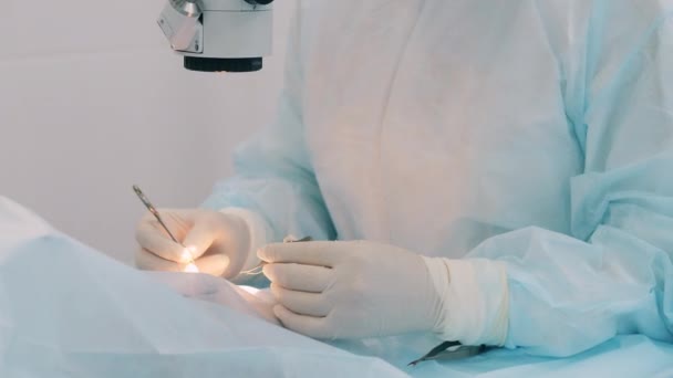 Видение хирургии делает врач с медицинскими инструментами — стоковое видео