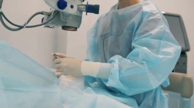 Göz ameliyatı sırasında kadın cerrah.