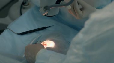 Bir hastanın gözü, doktorlar tarafından ameliyat ediliyor.