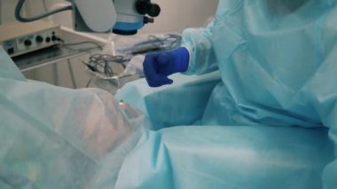 Göz ameliyatı bir doktor tarafından yapılıyor.