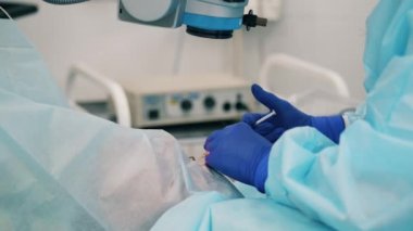 Cerrah ameliyat sırasında hastalarla ilgileniyor.