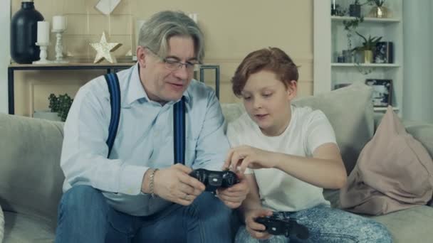 Petit-fils explique à son grand-père comment jouer à la console — Video