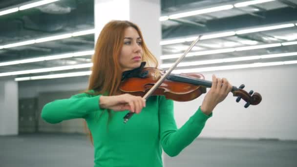 Скрипач выступает в комнате, играет на скрипке . — стоковое видео