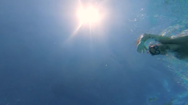 Un homme nage brasse tout en se faisant tirer dessus sous l'eau — Video