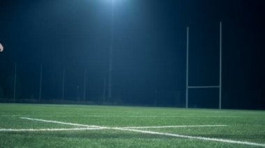 Futbol oyuncuları antrenman sırasında atlarlar..