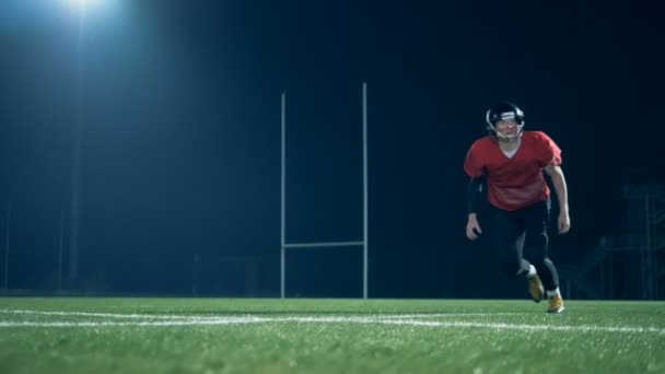 Un hombre atrapa una pelota y cae, de cerca . — Vídeos de Stock