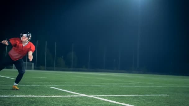 Jeden fotbalista chytá létající míč, zblízka. — Stock video