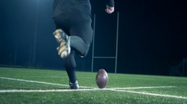Profesyonel futbolcu topa vuruyor..
