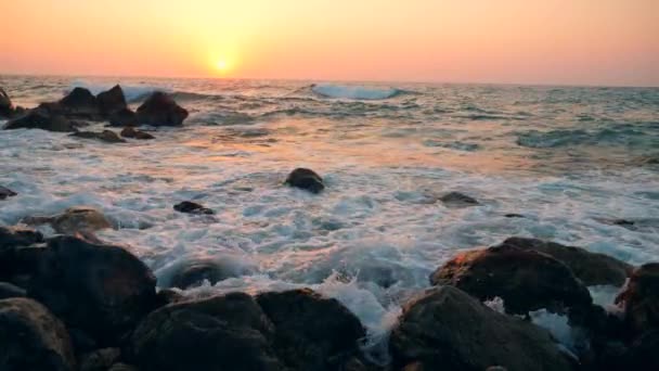 Rosafarbener Sonnenuntergang und das rollende Meer — Stockvideo