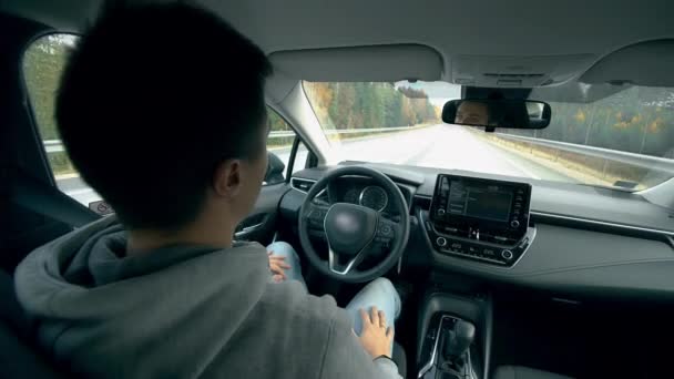Mann sitzt in selbstfahrendem Auto. Autopilot, intelligentes Fahrzeug, fahrerloses Automobil-Konzept. — Stockvideo
