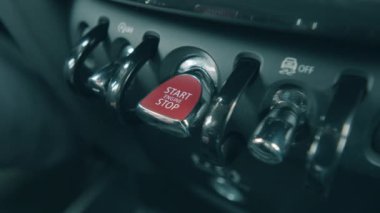 Bir araba düğmeye basarak çalışıyor.