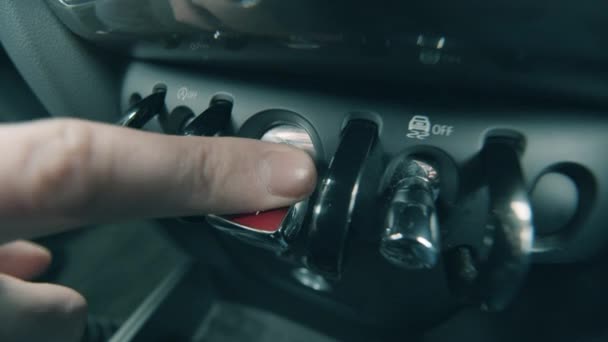 Motoren startknop wordt ingedrukt met een vinger — Stockvideo