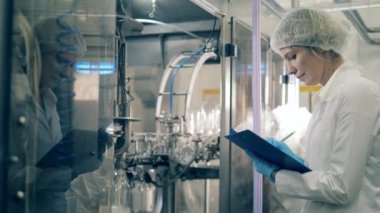 Kadın işçi mandıra fabrikasında notlar alıyor.