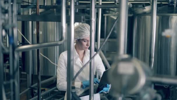 Specialista donna sta lavorando con un computer portatile in un'unità di fabbrica — Video Stock