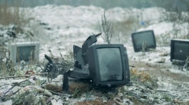 Çöplüğe atılmış siyah televizyon..