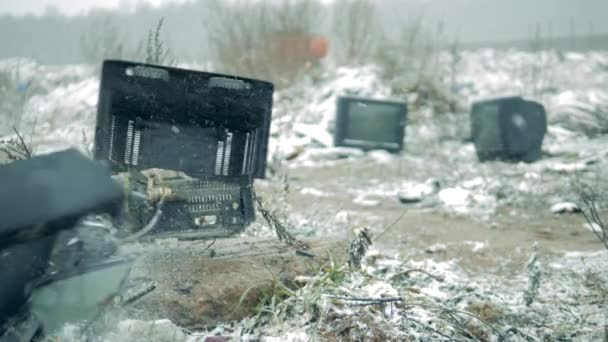 Una TV gettata in una discarica . — Video Stock