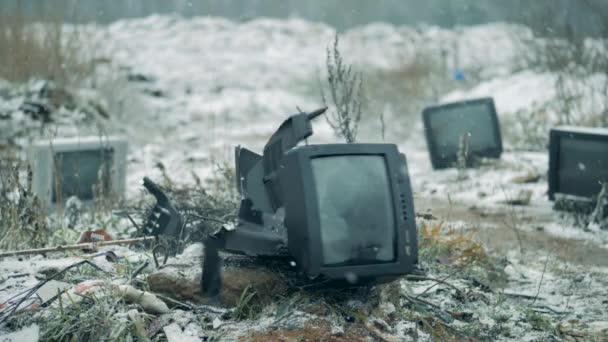 Schwarzer Fernseher auf Müllkippe geworfen. — Stockvideo