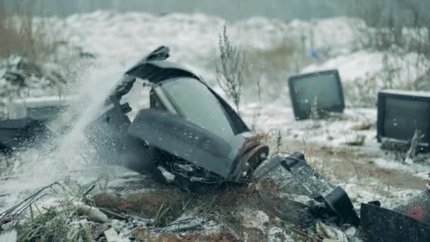 Ein Fernseher fällt auf eine Müllkippe und bricht auseinander. — Stockvideo