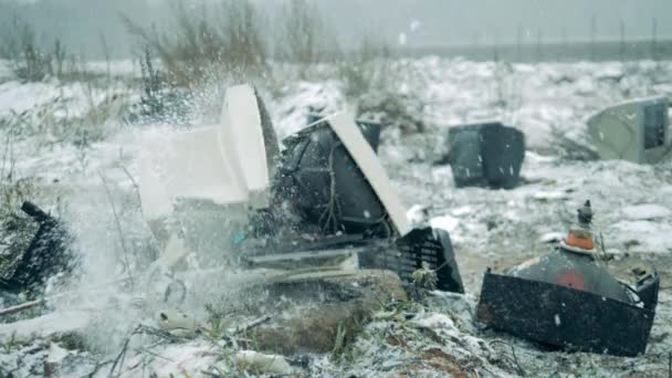 White monitor breaking on a landfill. — Stock Video