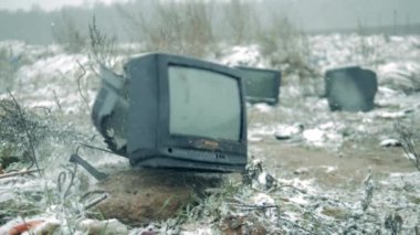 Hurdalıkta kırık televizyonlar..