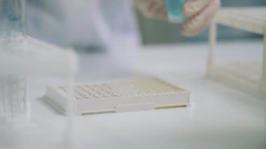 Palet bir pipetle kimyasallarla dolduruluyor.