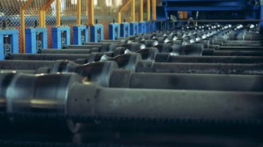 Fabrika ekipmanları aralıklarla dönüyor.