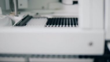 Laboratuvar analiz ekipmanları çalışıyor.