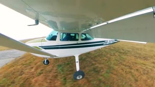 Kleinflugzeuge landen auf einer Landebahn. Privates Kleinflugzeug. — Stockvideo