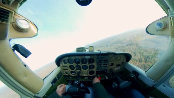 Un pilote survole des champs en avion léger . — Video