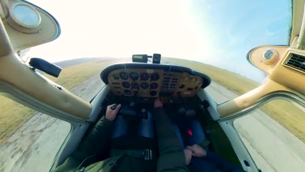 El hombre conduce aviones ligeros, despegando . — Vídeo de stock