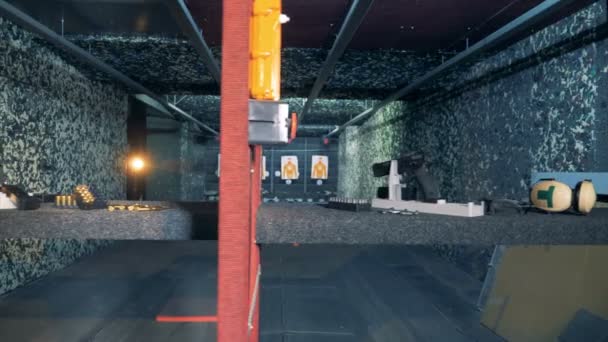 射击室备有射击用品的训练台 — 图库视频影像