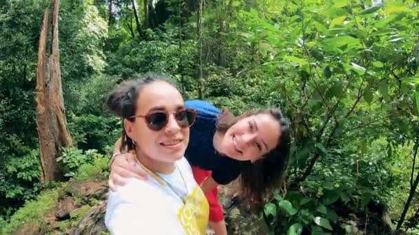 Las mujeres jóvenes se están filmando en broma en el bosque — Vídeos de Stock