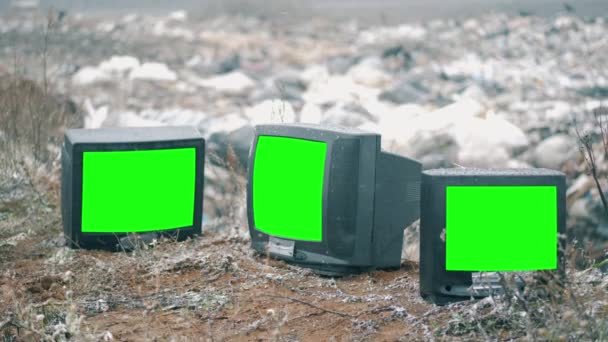 Televisores con pantallas verdes en un vertedero . — Vídeos de Stock