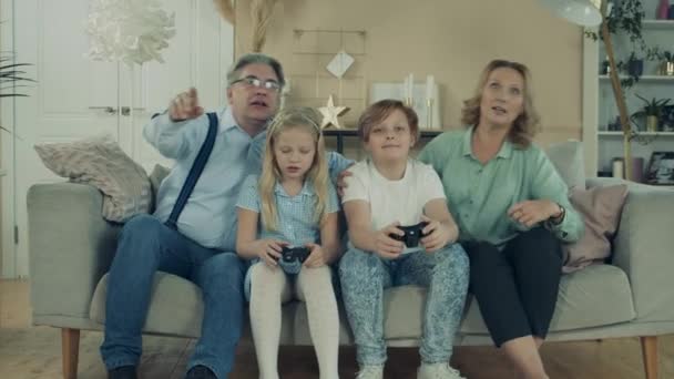 Les enfants jouent aux jeux vidéo avec leurs grands-parents — Video