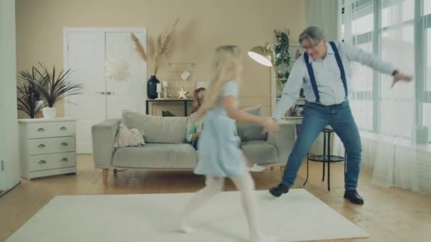 Les grands-parents jouent avec leur petite-fille — Video