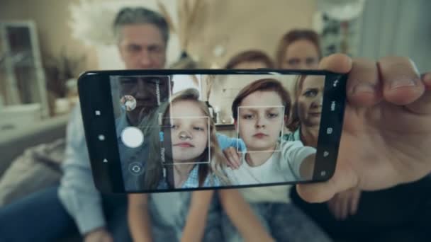 Grand-père, grand-mère et leurs petits-enfants prennent un selfie — Video