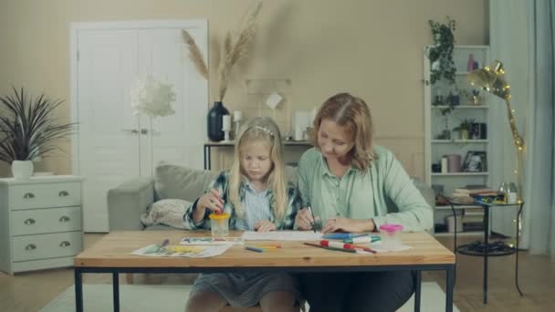 Niña está dibujando con su abuela — Vídeo de stock