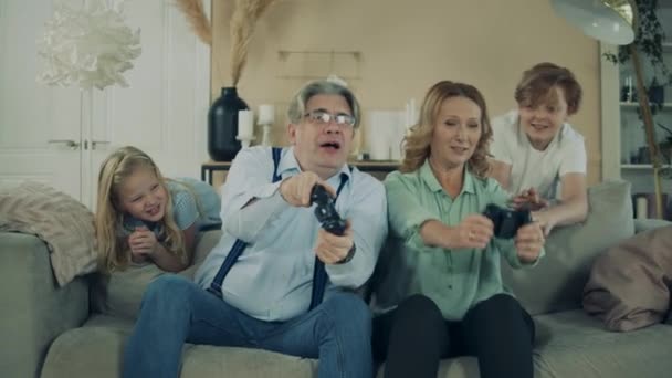 A nagyszülők videojátékoznak az unokákkal. — Stock videók