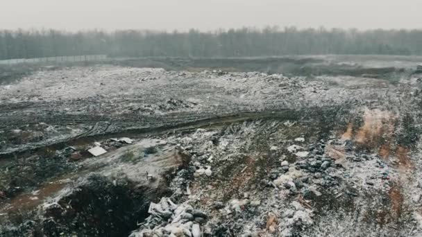 Décharge avec ordures pendant l'hiver . — Video