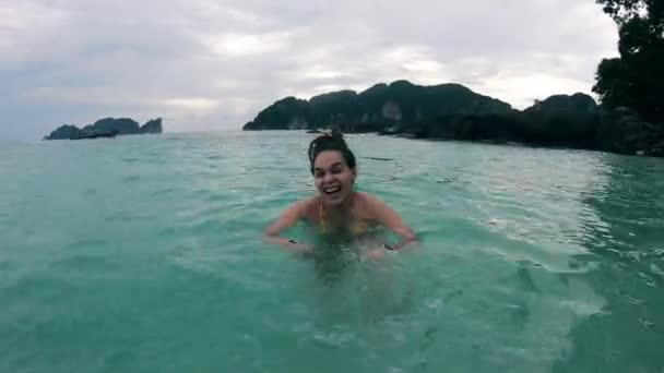 Νεαρή γυναίκα διασκεδάζει στα νερά του ωκεανού — Αρχείο Βίντεο