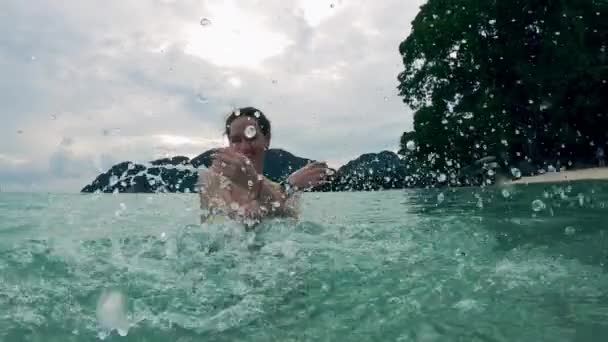 Tyrkysové vody a šťastná mladá žena plavající v nich — Stock video