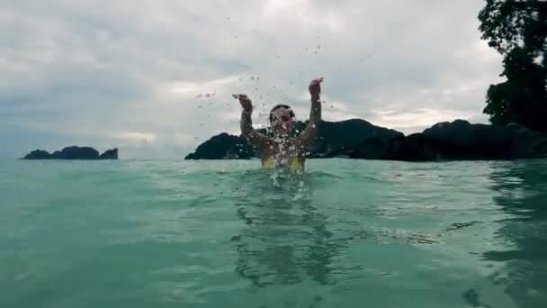 Cheerful lady is swimming in the ocean waters — Stock Video