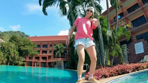 Una dama está bailando hip-hop en el borde de la piscina — Vídeos de Stock