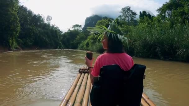 Trópusi folyó egy hölgy lebeg egy tutajon, és pihentető — Stock videók
