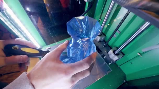 Person takes a vase from printing machine. — Stock Video