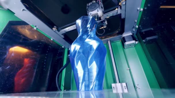 Une machine imprime un vase bleu en polymère . — Video