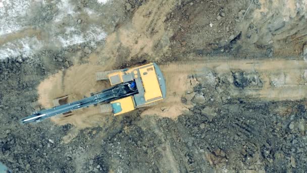 Byggande av grävmaskiner vid stenbrott, rörlig sand. — Stockvideo