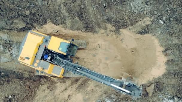 黄色の掘削機は採石場で働く. — ストック動画